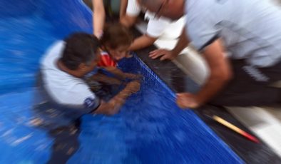 Büyük ihmal: Zeytinlik’te havuzun tahliye borusuna eli sıkışan çocuğu itfaiye kurtardı