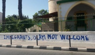 Limasol’daki saldırı sırasında camiye “Göçmenlerin İslam’ı hoş karşılanmıyor” yazıldı