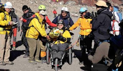 90 yaşında, tekerlekli sandalyeyle 4 bin metreye tırmandı