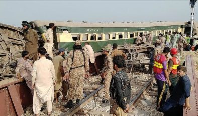 Pakistan’da tren raydan çıktı: 30 ölü, 90’dan fazla yaralı
