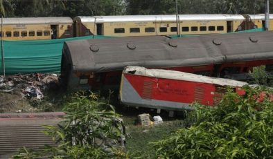 Pakistan’da tren raydan çıktı: 22 kişi öldü, 50 kişi yaralandı
