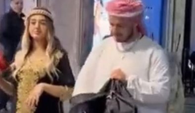 Arap kıyafeti giyip ellerindeki paraları etrafa saçan 2 kişiden 1’i yakalandı