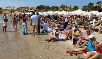 Çeşme’de havlu hareketi: ‘Beach club’ önüne havlu serip güneşlendiler