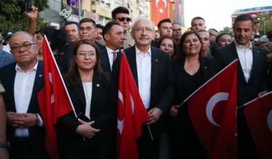 CHP Genel Başkanı Kılıçdaroğlu, 30 Ağustos kortej yürüyüşüne katıldı