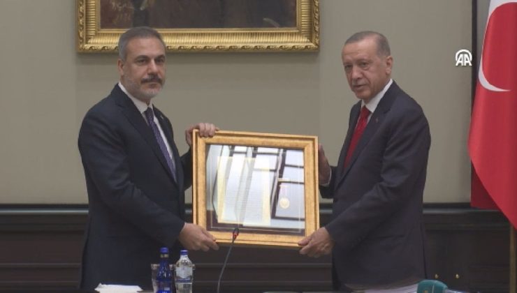 Cumhurbaşkanı Erdoğan’dan Fidan’a ‘üstün hizmet’ madalyası