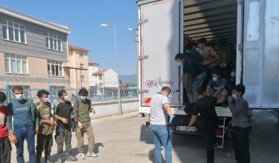 Düzensiz göçmenler kamyonet kasasında yakalandı