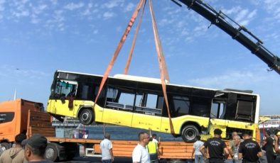 Eminönü’nde denize düşen otobüs 6 saat süren çalışmanın ardından çıkarıldı 