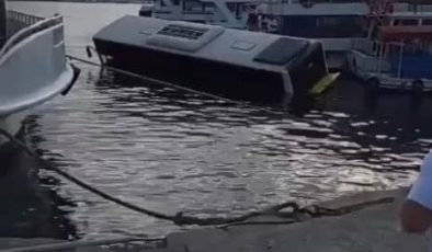 Eminönü’nde halk otobüsü denize düştü