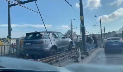 Galata Köprüsü’nde tramvay yoluna giren cip ortalığı karıştırdı