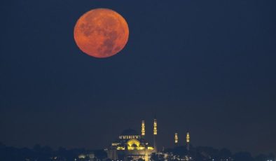 İstanbul’da ‘Mavi Ay’ görsel şölen oluşturdu