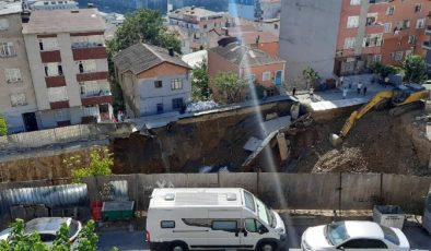 İstanbul’da yol çöktü: Çevredeki binalar boşaltıldı