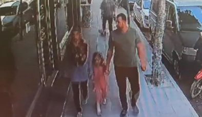 Konya’da kaldırımda yürüyen baba-kızın binadan kopan sıva parçalarıyla yaralandığı anlar kamerada
