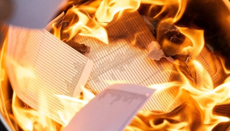 Maaş bordrolarını yakıp zam istediler