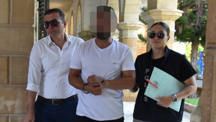 Başını duvara vurdu, boğazını sıktı!