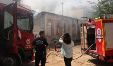 Mahallede evler peş peşe yandı: Oturup ağlayacağız