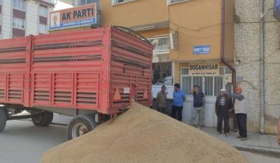 Mahsulünü TMO’ya veremeyen çiftçi, buğdayını AKP ilçe binasının önüne döktü