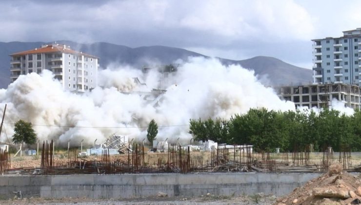 Malatya’da ağır hasarlı 2 bina dinamit kullanılarak yıkıldı