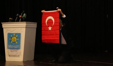 Türk Bayrağı açmış kongreyi kazanmıştı, istifa etti