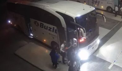 Yolcu otobüsü çalışanları ile yolcular arasındaki kavga kamerada