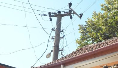 Zonguldak’ta sıcaktan sarkan elektrik kabloları birbiriyle temas edince patlama yaşandı