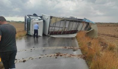 Mutluyaka’da kamyon devrildi: Sürücü yaralandı, yol trafiğe kapandı