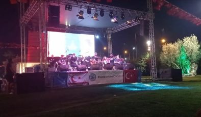 Retro Çalgıcıları, İzmir’de “Şampiyon Melekler” için çaldı