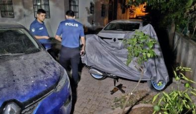 Adana’da ‘Kalaşnikof’ paniği: Bekçileri görünce atıp kaçtılar