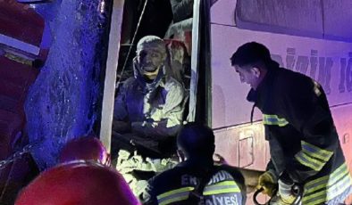 Erzurum’da yolcu otobüsü traktöre çarptı: Yaralılar var