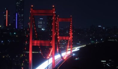 Fatih Sultan Mehmet Köprüsü kırmızıya büründü