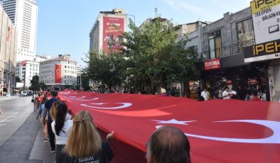 İzmir’de dev bayraklı ‘Zafer Yürüyüşü’