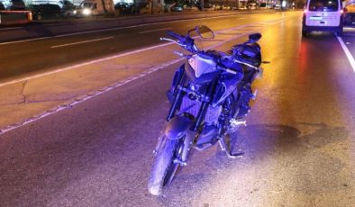 İzmir’de refüje çarpan motosikletli hayatını kaybetti