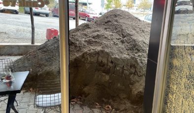 Kiracısının dükkanının önüne kum döktü