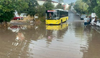 Maltepe’de şiddetli yağış sonrası cadde ve alt geçit göle döndü