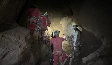Mersin’de mağarada mahsur kalan ABD’li dağcı kurtarıldı
