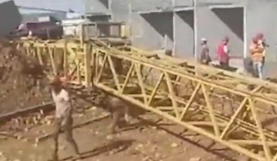 TOKİ’nin deprem konutu inşaatında vinç devrildi, 3 işçi ağır yaralandı