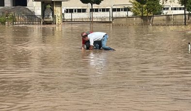 Yozgat’ta bir saatlik yağış hayatı felç etti