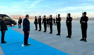 Tatar’a Ankara’da askeri törenle karşılama