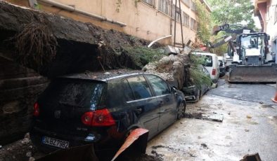 İstanbul’da istinat duvarı araçların üzerine çöktü