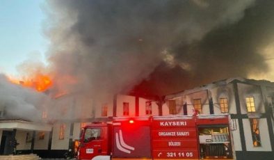 Kayseri’de fabrika yangını: Dumanlar gökyüzünü kapladı