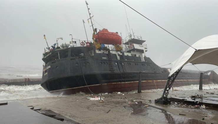 Karadeniz’de fırtınaya yakalanan gemi ikiye bölündü