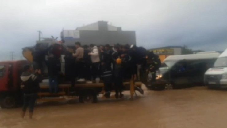 Sağanak ve fırtına hayatı felç etti