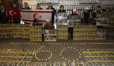 İngiltere’de Kıbrıs Türkleri, “Kanlı Noel” katliamının 60’ıncı yılında kurbanları andı