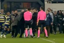 İşte MKE Ankaragücü-Çaykur Rizespor maçında Başkan Faruk Koca'nın, Halil Umut Meler'e saldırdığı anlar!