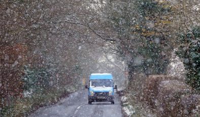 ‘Snow showers’ set to hit parts of UK as Met Office issues ice warning