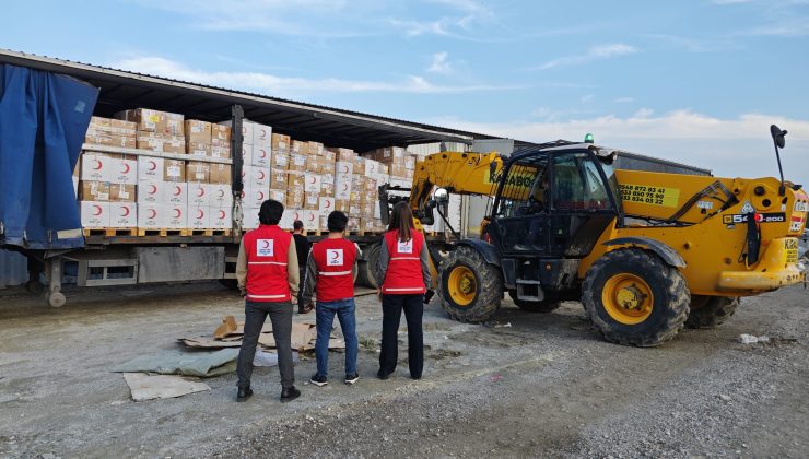 Türk Kızılay Kıbrıs Türk Kızılay’a 3 tır insani yardım malzemesi bağışladı