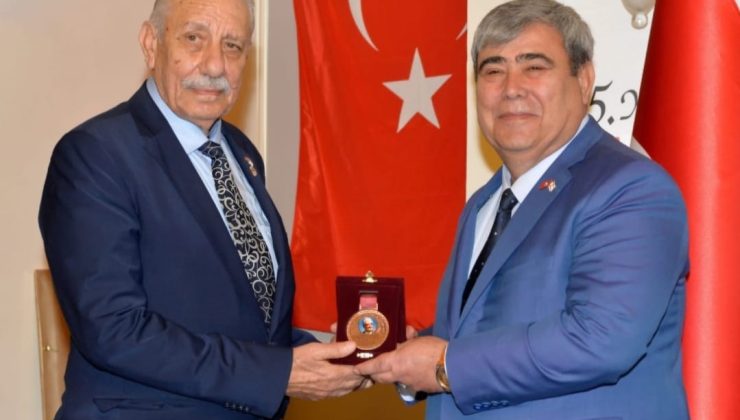 Oktay Öksüzoğlu ve Feyzan Korur’a Dede Korkut Madalyası verildi