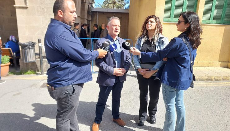 Gazeteciler Birliği, Girne Kaza Mahkemesi’nde basın açıklaması yaptı: “Bu işin peşini bırakmayacağız”