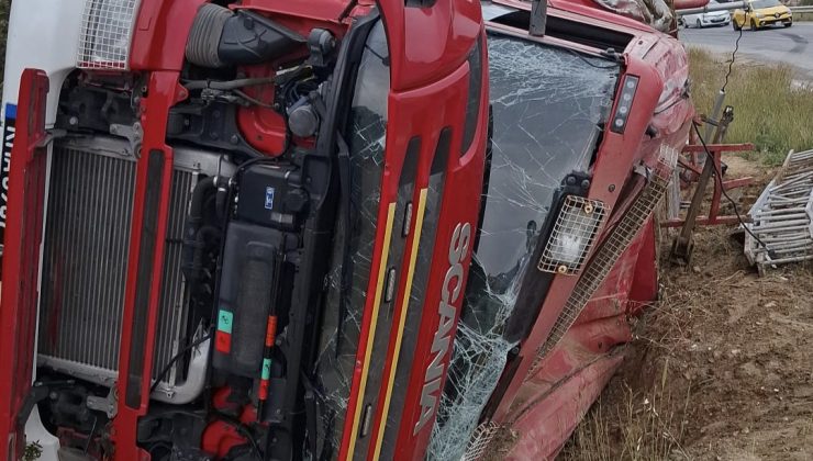 İtfaiye aracı yoldan çıkıp devrildi.. 2 yaralı