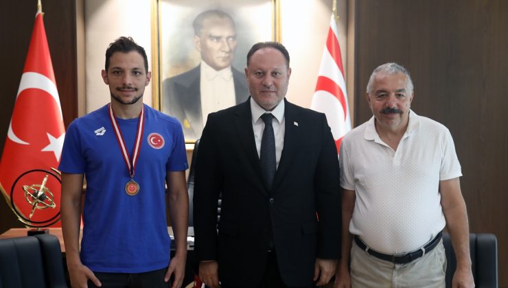 Öztürkler, milli yüzücü Doğukan Ulaç’ı tebrik etti