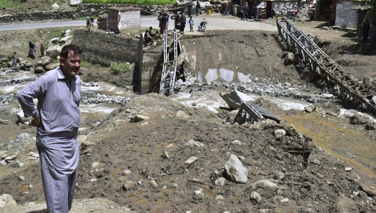 Pakistan’da selde yıkılan kanalı onarmaya çalışan 7 gönüllü, heyelanda hayatını kaybetti